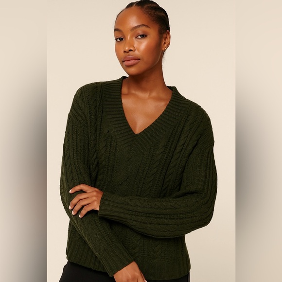 Women’s Dark Green V Neck Cable Sweater Medium - Picture 1 of 5